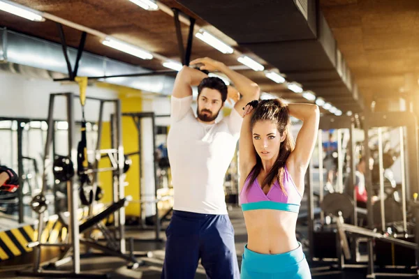 Vrouw met trainer in de sportschool — Stockfoto