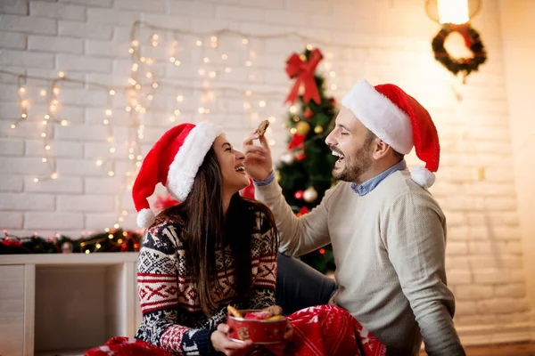 Casal feliz celebrando o Natal em casa — Fotografia de Stock