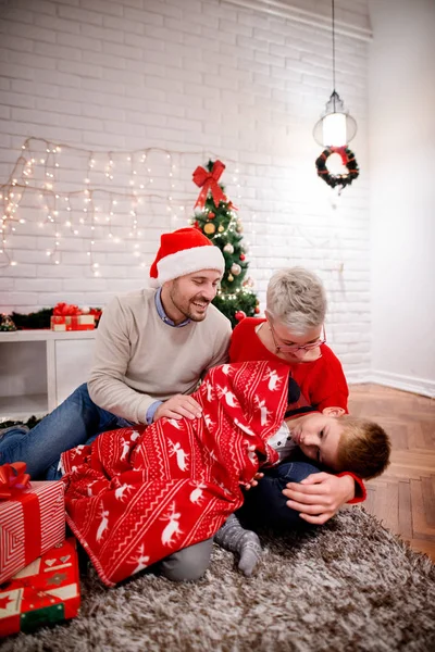 Glad familj firar jul — Stockfoto