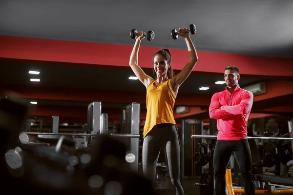 Vrouw Oefenen met Trainer — Stockfoto