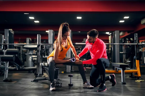 Attraktiva Passar Ung Kvinna Tränar Med Hantlar Gym Personliga Tränare — Stockfoto