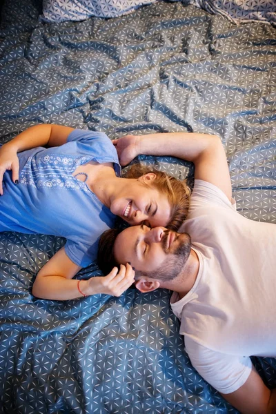 Paar im Schlafanzug — Stockfoto