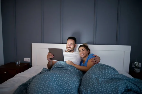 Amor casal deitado na cama — Fotografia de Stock