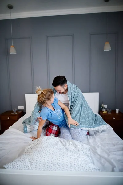 Paar in pyjama's slaapkamer — Stockfoto