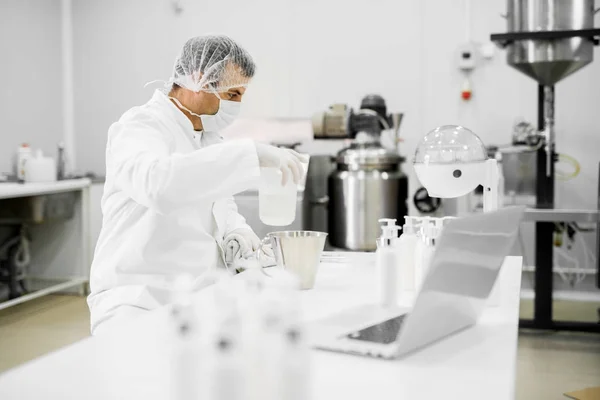 Científico Profesional Bata Blanca Máscara Haciendo Investigación Laboratorio Clínico —  Fotos de Stock