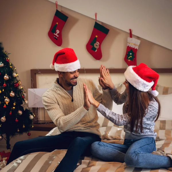 Joyeux couple appréciant Noël — Photo