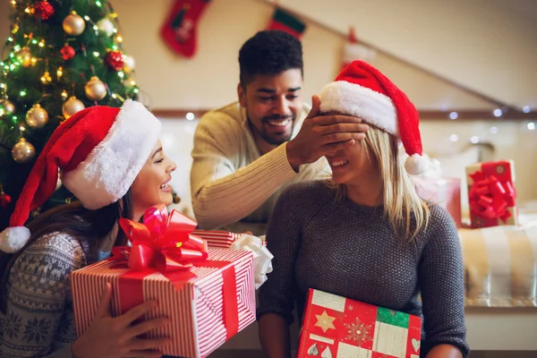 Glückliche Freunde feiern Weihnachten — Stockfoto