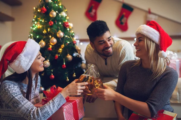 Amigos felices disfrutando de Navidad — Foto de Stock