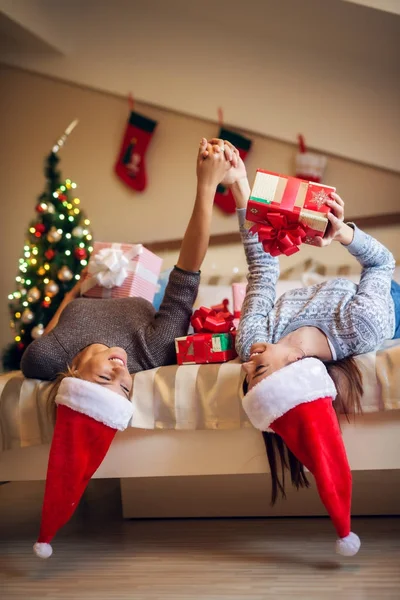 Två vänner firar jul — Stockfoto