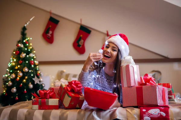Ευτυχισμένη γυναίκα γιορτάζει τα Χριστούγεννα στο σπίτι — Φωτογραφία Αρχείου