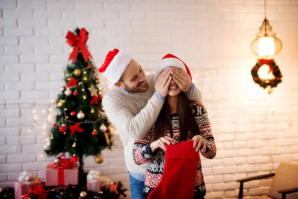 Mutlu çiftimiz Noel ağacı yakınındaki — Stok fotoğraf