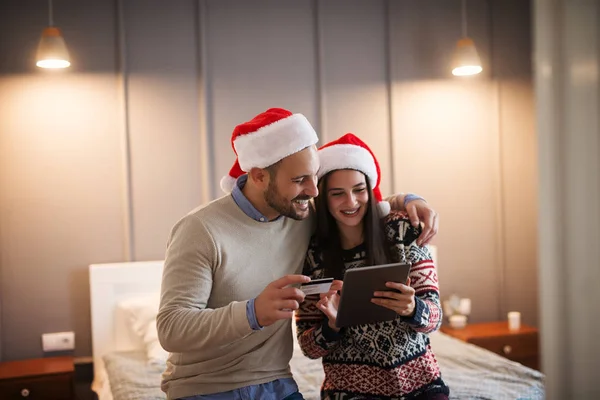 Casal compra presentes de Natal online — Fotografia de Stock