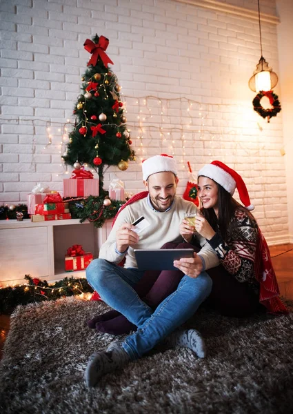 Couple souriant avec tablette pc sur Noël — Photo