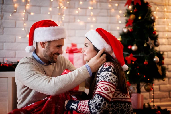 Casal feliz celebrando o Natal em casa — Fotografia de Stock