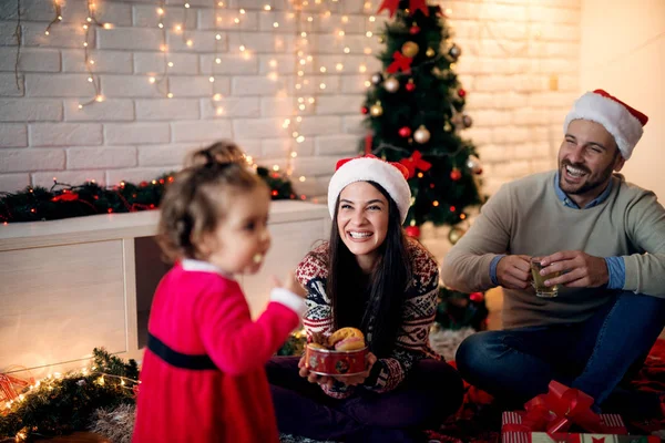 Eltern und kleine Tochter feiern Weihnachten — Stockfoto