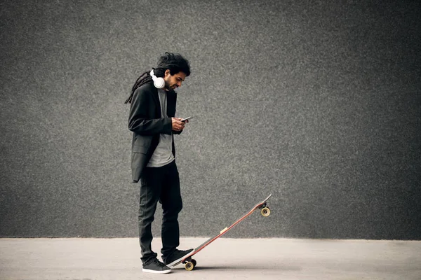 Joven patinador con estilo con rastas — Foto de Stock