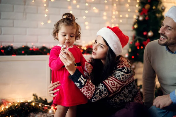 Eltern und kleine Tochter feiern Weihnachten — Stockfoto