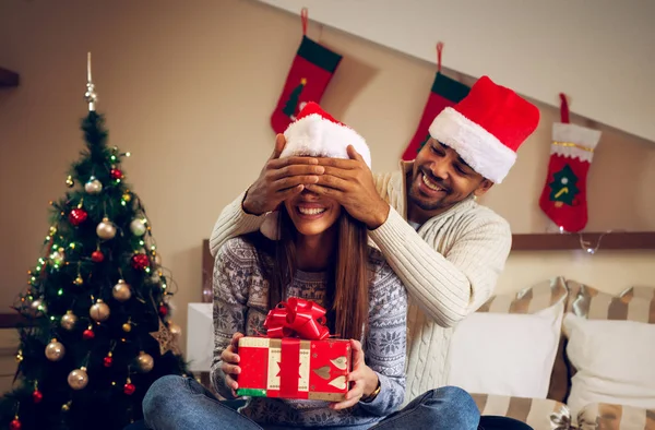 Kärlek par firar jul — Stockfoto