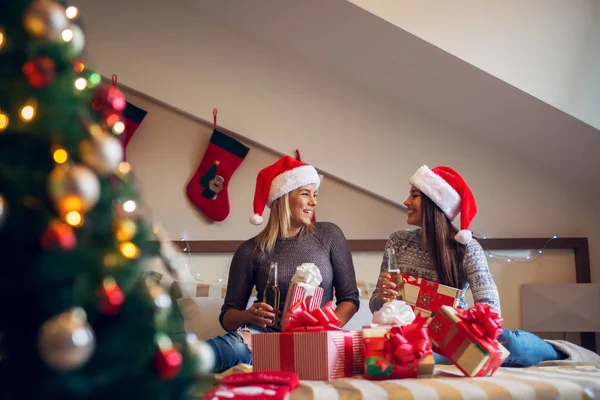 Två vänner firar jul — Stockfoto