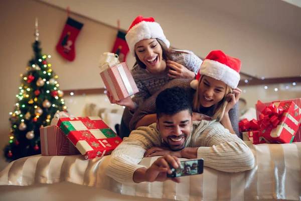 Amigos celebrando o Natal — Fotografia de Stock