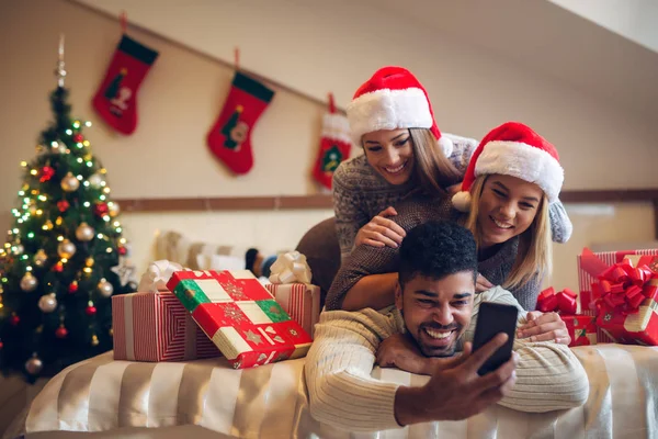 Vänner firar jul — Stockfoto