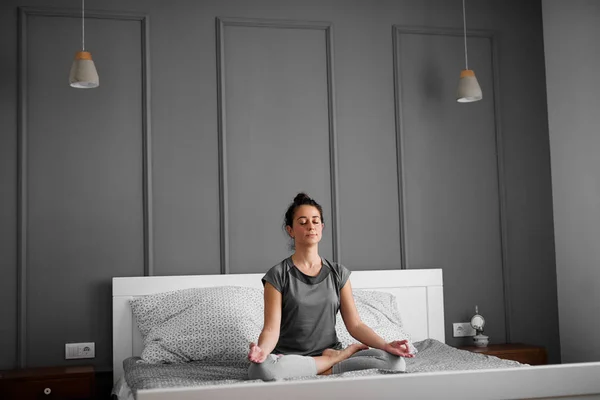 Mulher fazendo meditação ioga — Fotografia de Stock