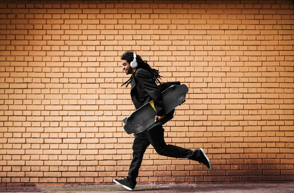 Homme avec skateboard courir sur la rue — Photo