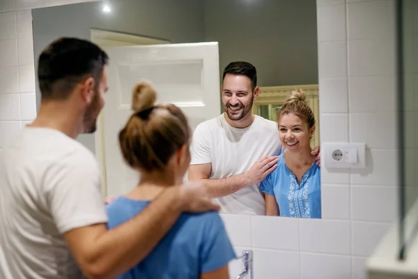 Liefde paar in badkamer — Stockfoto