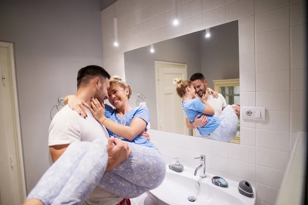 Man bedrijf vrouw in badkamer — Stockfoto