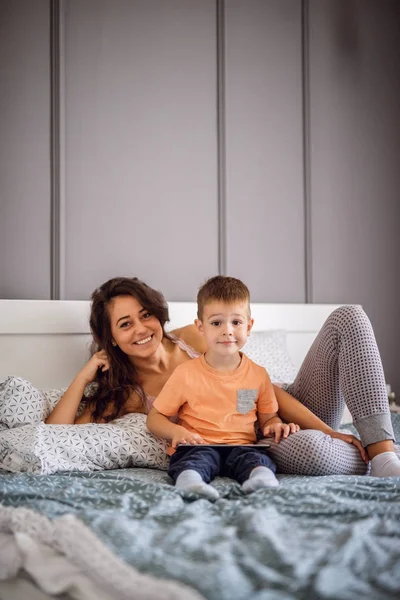 Lächelnde Mutter und kleiner Sohn — Stockfoto