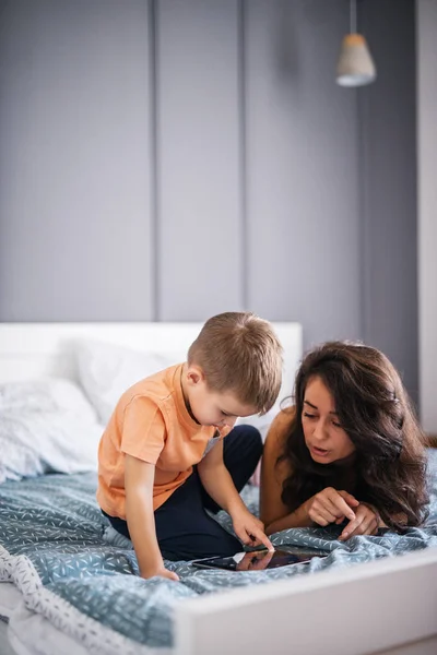 Mãe e filho pequeno com tablet pc — Fotografia de Stock