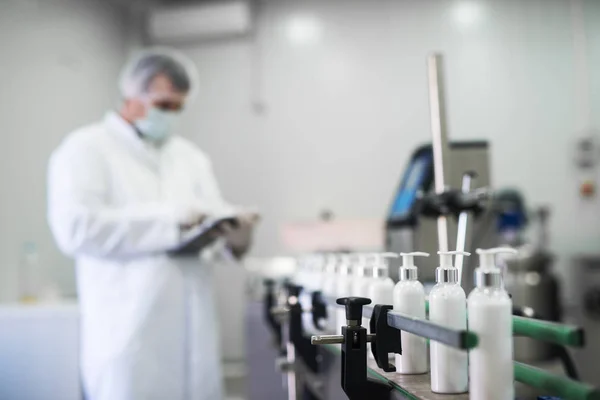 Cientista que trabalha em laboratório — Fotografia de Stock