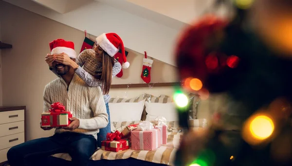 Liebespaar feiert Weihnachten — Stockfoto