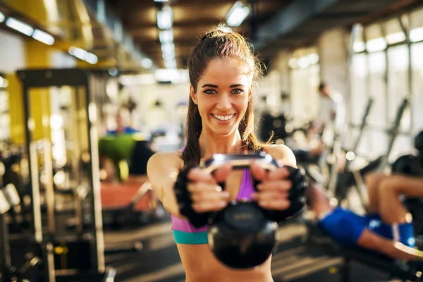 Güçlü Genç Mutlu Kadın Ile Kettlebell Spor Salonunda Egzersiz — Stok fotoğraf