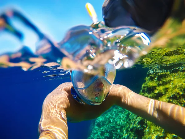 Hombre tomando selfie bajo el agua — Foto de Stock