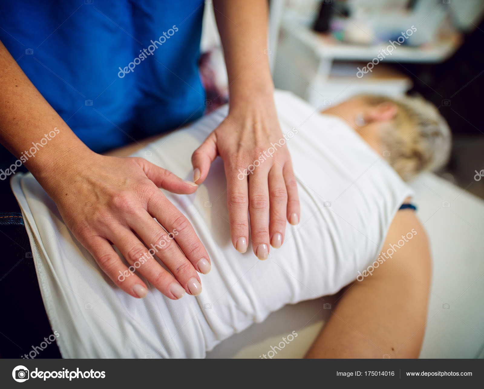 Manos Enfermera Masajeando Espalda Paciente Femenina Hospital