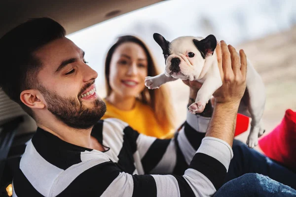 Junges Paar mit Auto unterwegs — Stockfoto