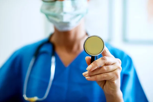 Nahaufnahme Einer Professionellen Krankenschwester Mit Stethoskop — Stockfoto