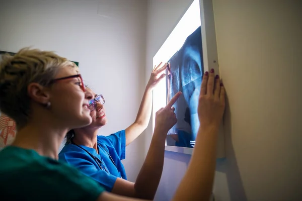 Две Счастливые Профессиональные Женщины Доктора Проверяют Рентген Больнице — стоковое фото