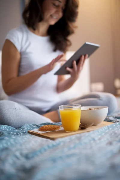 Happy Beautiful Woman Sitting Bed Tablet Healthy Breakfast Tray — Stock Photo, Image