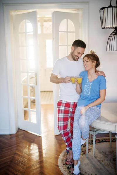 Gelukkig liefde paar in pyjama — Stockfoto