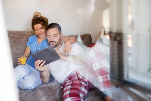 Pareja viendo la película a través de la tableta PC — Foto de Stock