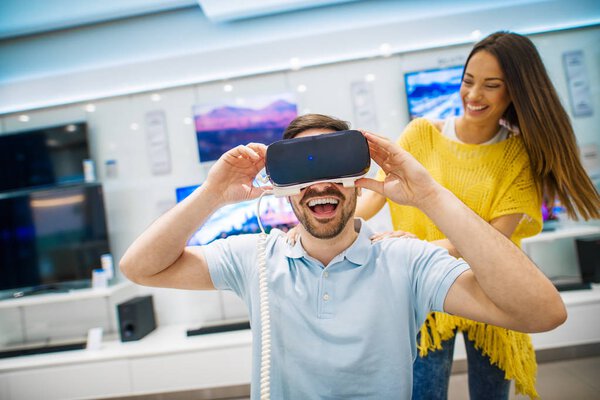 Young couple in electronics store — Stock Photo, Image