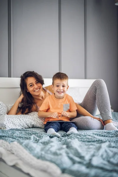 Sonriente madre e hijo pequeño — Foto de Stock