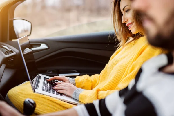 Atraente Bem Sucedido Jovem Empresária Trabalhando Laptop Carro Enquanto Seu — Fotografia de Stock