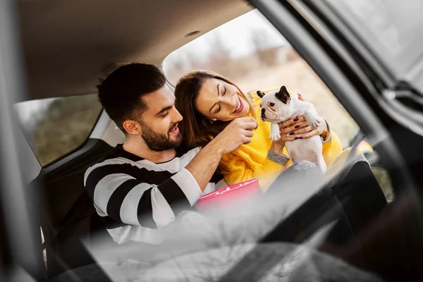 Junges Paar mit Auto unterwegs — Stockfoto