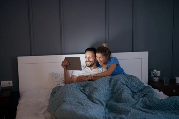 Láska pár leží v posteli — Stock fotografie