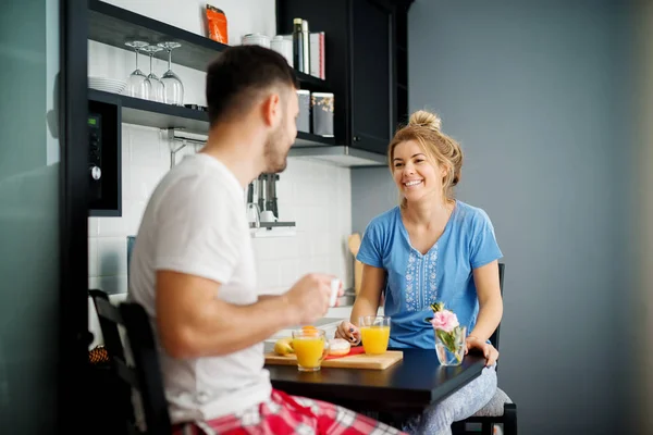 Tersenyum Menarik Pasangan Kekasih Duduk Bersama Sama Dapur Dan Minum — Stok Foto