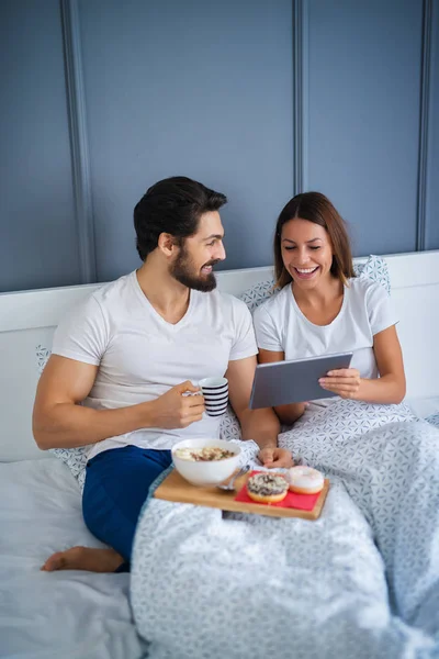 Pohledný Mladý Šťastný Pár Společně Snídaně Posteli Čtení Zpráv Počítače — Stock fotografie