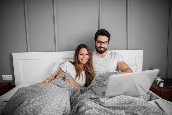 Amor pareja acostada en la cama — Foto de Stock